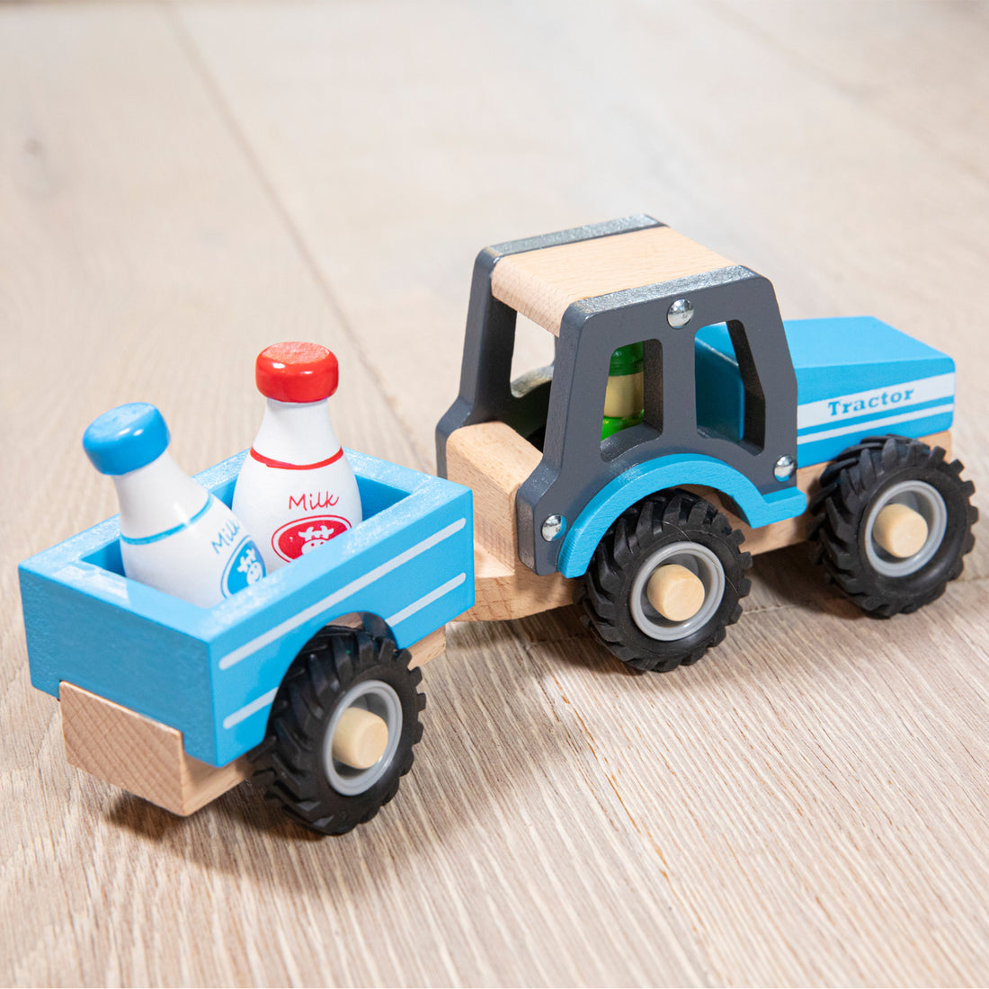Woet Traktor mit Anhänger und Milchkannen